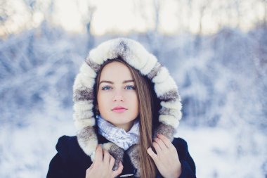 Kışın güzel kız