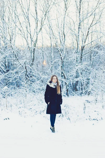 Mooi meisje in de winter — Stockfoto