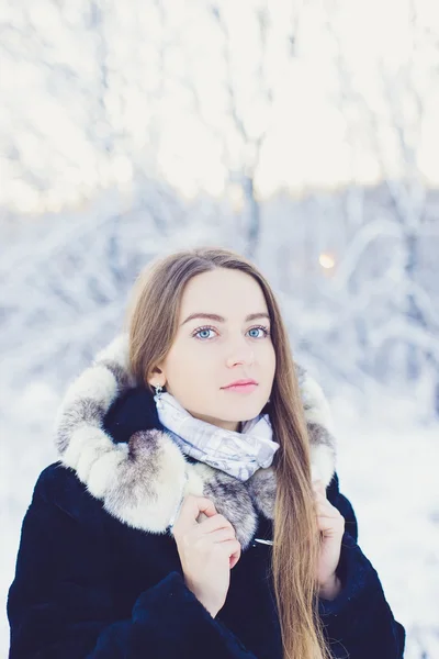 Menina bonita no inverno — Fotografia de Stock