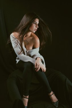 Siyah arka plan üzerine genç çekici kadın.