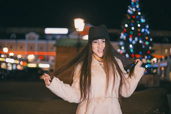 La fille dans la ville de nuit — Photo