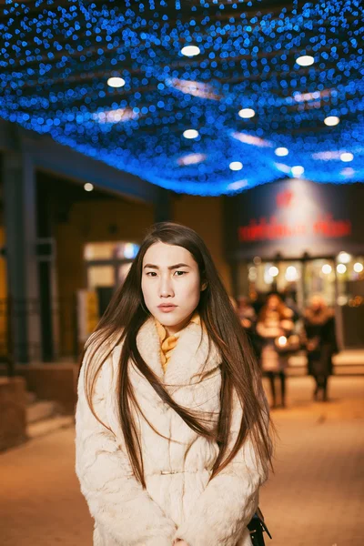 Flicka i en kall vinter — Stockfoto