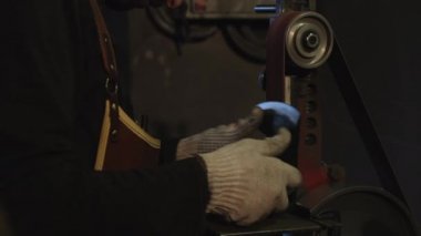 Metal keskinleştirmeye yakın çekim. Demirci işini bitirdi.