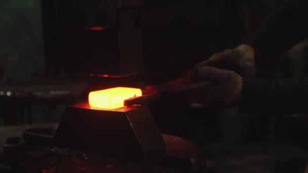 The hammer strikes red-hot metal — Stock Video