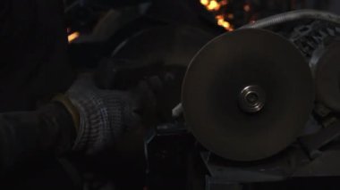 Kıvılcımlar saçan metali yakından çek. Koruyucu eldivenli işçiler