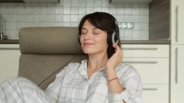  Müzik dinleyen gözleri kapalı bir kızın yakın çekimi.
