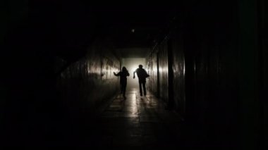 Baltalı bir adamdan kaçan çift.