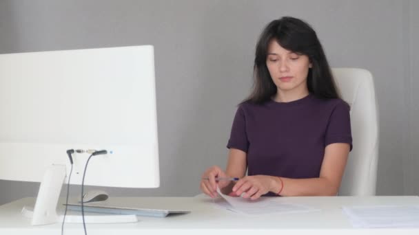 Vrouw tekent belangrijke documenten — Stockvideo