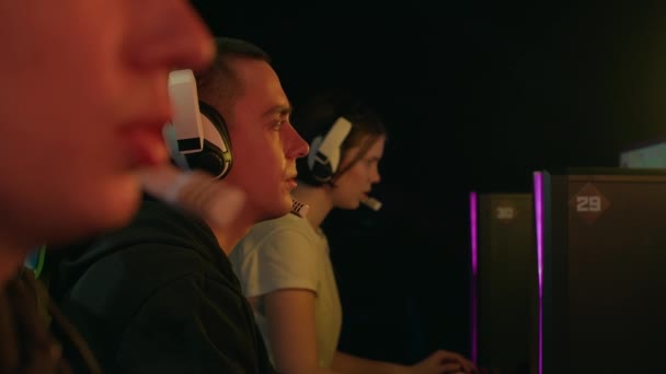 Une équipe de deux gars et filles jouant un cyber match — Video