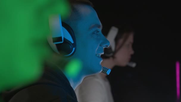 Retrato de un hombre jugando un videojuego con una sonrisa. — Vídeos de Stock