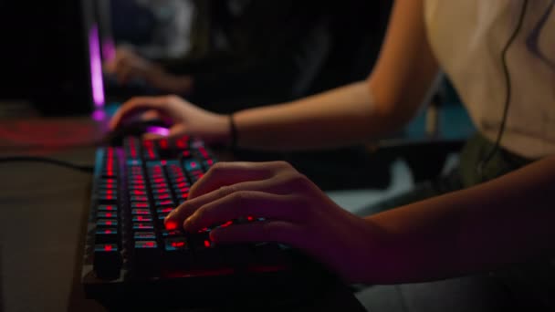 Dívka hraje videohru na klávesnici RGB. Střední plán 4k — Stock video