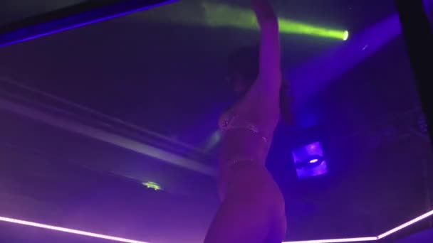 Menina em lingerie dançando para a música — Vídeo de Stock