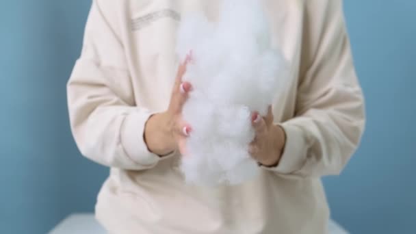 女の子は彼女の手で合成ボリュームの綿毛を粉砕 — ストック動画