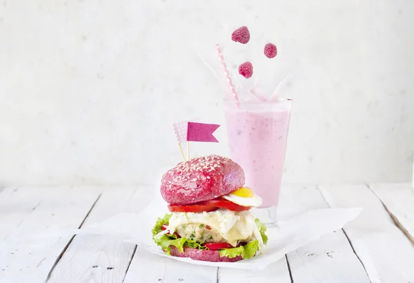 Hambúrguer rosa e milkshake — Fotografia de Stock