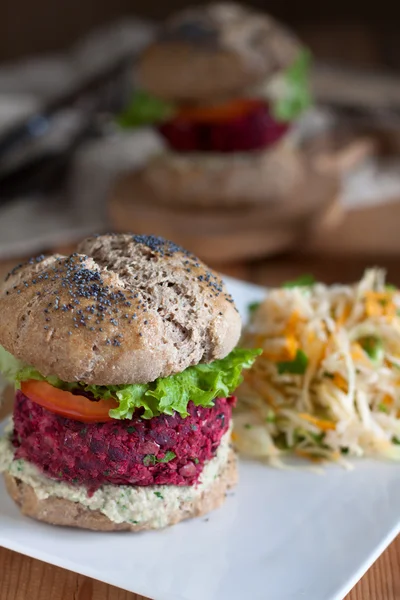 Veganska burgare med betor patty — Stockfoto