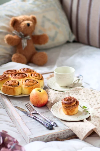 床上浪漫的早餐 — 图库照片