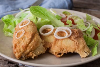 Kızarmış morina ve salata