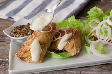 Kızarmış morina ve salata