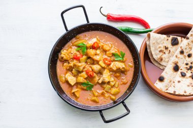 Hint tikka masala tavuk ve düz naan ekmek