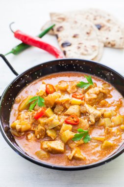 Hint tikka masala tavuk ve düz naan ekmek