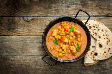 Hint tikka masala tavuk ve düz naan ekmek