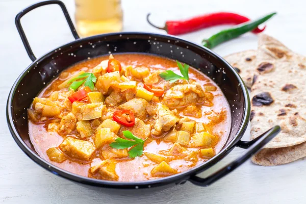 Indian tikka masala chicken and naan flat bread — Stock Photo, Image