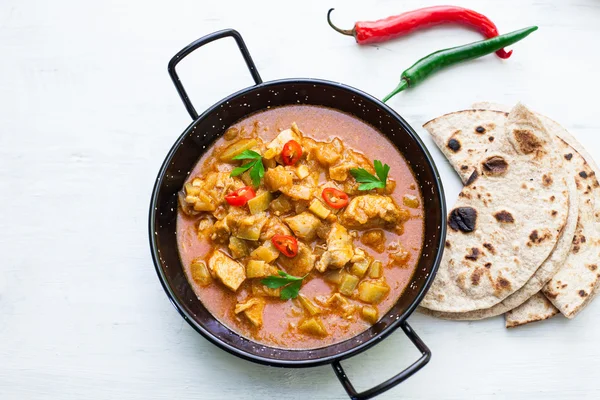 Hint tikka masala tavuk ve düz naan ekmek