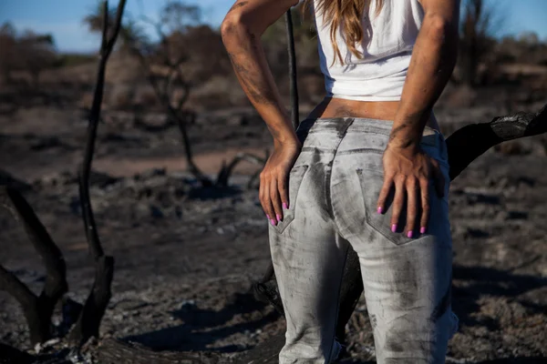 Femme retour avec jeans — Photo