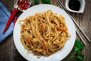 Plaka üzerinde Çin yemeği