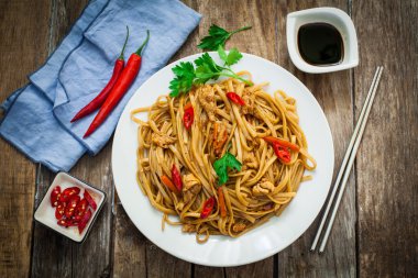 Plaka üzerinde Çin yemeği