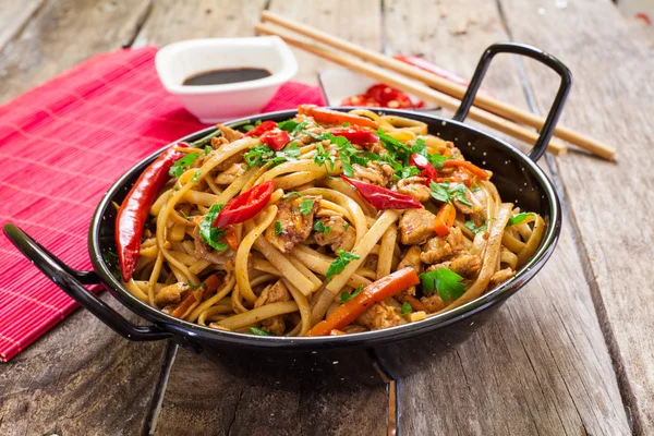 웍에 중국 음식 — 스톡 사진
