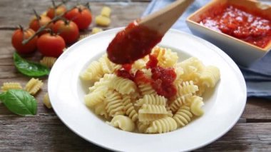 beyaz tabakta makarna