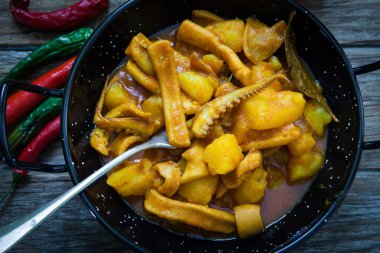 Kalamar domates sos ile