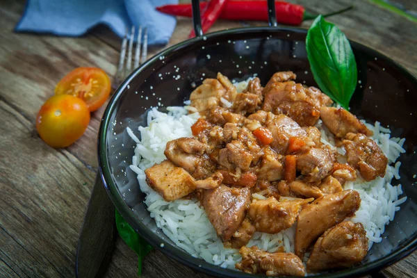 Tikka masala India ayam dan naan roti datar — Stok Foto