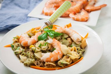 Makarna yemek karides ile