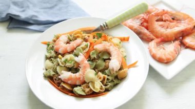 Makarna yemek karides ile