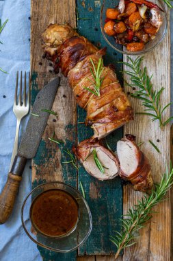 Sebzeli domuz filetosu rosto ve biberiyeli sos.