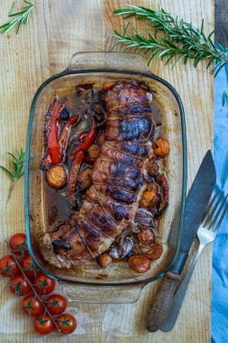 Sebzeli domuz filetosu rosto ve biberiyeli sos.