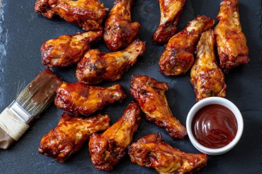 bbq soslu tavuk kanadı ve yanında lahana salatası.