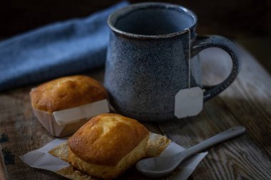 bir fincan siyah çay ve iki bisküvi ile kompozisyon