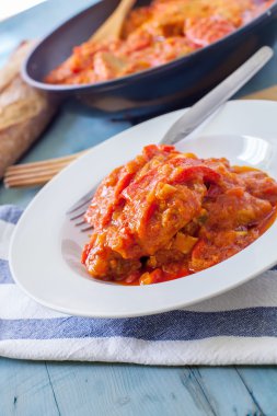 Tuna sos üzerinde