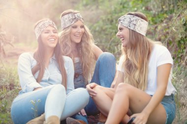 Gülümseyen kadınlar 