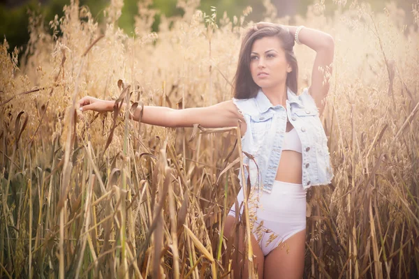 Mujer en la naturaleza —  Fotos de Stock