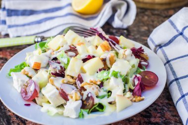 Meyve ve peynir salatası