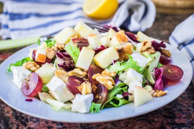 Meyve ve peynir salatası