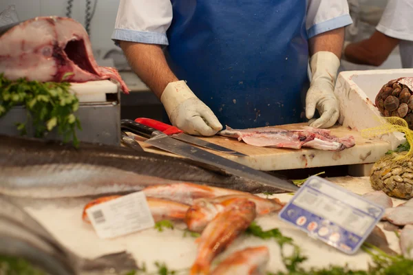 Mann bereitet Fisch zu — Stockfoto