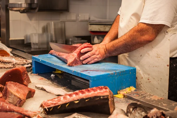 Homem preparando peixe — Fotografia de Stock