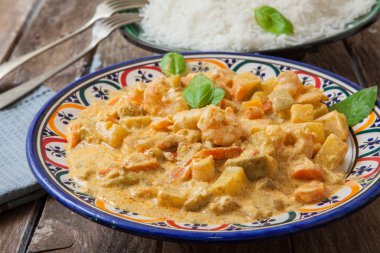 karides curry plaka üzerinde