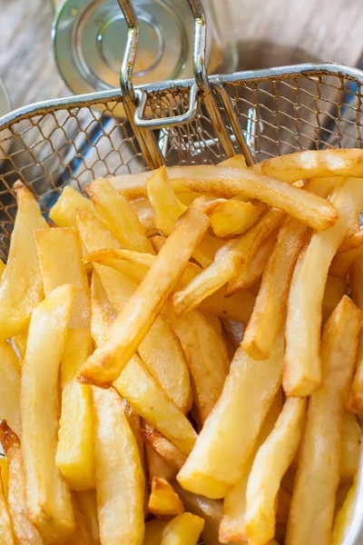 Batatas fritas no cesto — Fotografia de Stock