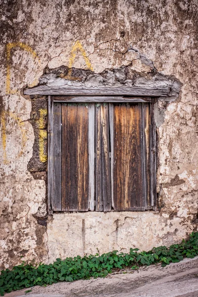 Ventana en la pared —  Fotos de Stock